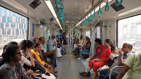 कोच्चि मेट्रो के अंदर। मेट्रो संचालन का आधा हिस्सा सौर ऊर्जा पर चलता है। फोटो : केए श्रेया