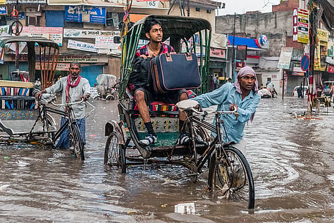 बढ़ते तापमान के साथ बेईमान होता मौसम; फोटो: आईस्टॉक