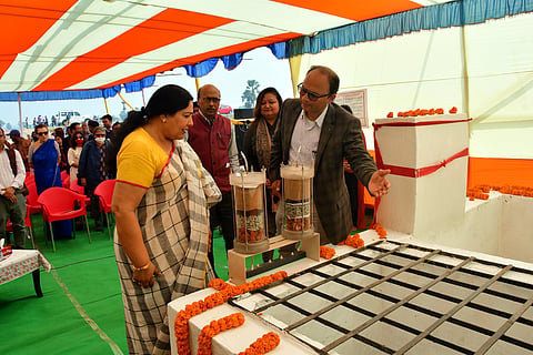 नागालैंड यूनिवर्सिटी के प्रोफेसर प्रभाकर  शर्मा एक्वीफर रीचार्ज एंड रिकवरी को बिहार के मेयर गांव में समझाते हुए 
