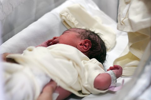 भारत में 13 फीसदी बच्चे समय से पहले जन्म लेते हैं। मतलब कि देश में पैदा होने वाले करीब हर आठवें बच्चा समय से पहले जन्म लेता है। वहीं 18 फीसदी बच्चों का वजन जन्म के समय सामान्य से कम होता है। प्रतीकात्मक तस्वीर: आईस्टॉक