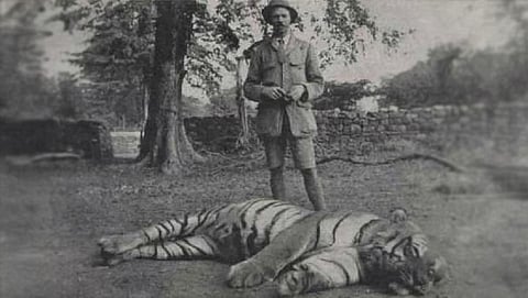 पवालगढ़ के ‘बैचलर’ के साथ जिम कॉर्बेट
फोटो स्रोत: विकिमीडिया कॉमन्स