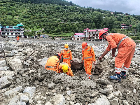 धराली में जीवन की तलाश करते एनडीआरएफ कर्मी। फोटो साभार : X@NDRFHQ
