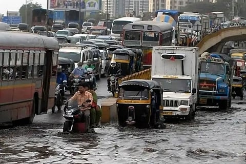 कल, 19 अगस्त, 2025 को कोंकण और गोवा के मुंबई-सांताक्रूज 210 मिमी, रत्नागिरी और मुंबई-कोलाबा प्रत्येक जगह 100 मिमी, सौराष्ट्र और कच्छ के द्वारका में 150 मिमी , पोरबंदर में 120 मिमी, पश्चिम मध्य प्रदेश के इंदौर में 80 मिमी बारिश दर्ज की गई। 