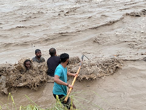 हरियाणा के यमुनानगर  जिले के हथनी कुंड बैराज के पास यमुना नदी में  बैराज से कुछ आगे मुस्ताक अहमद व वसीम अहमद हर लट्ठे के लिए अपनी जान यूं जोखिम में डाल देते हैं। फोटो मनोज ठाकुर