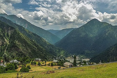 पहाड़ी राज्य उत्तराखंड और हिमाचल प्रदेश में कुछ समय पहले हुई बर्फबारी के बाद, यहां सर्दी बढ़ गई है, आने वाले दिनों में इसके और बढ़ने के आसार हैं। 