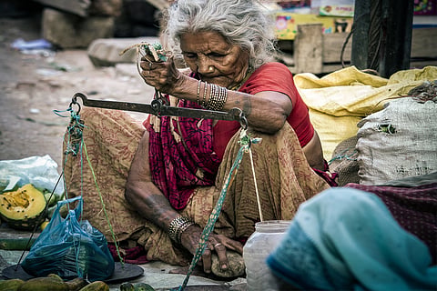 दुनिया में पहले ही हाशिए पर जीवन बसर करने को मजबूर ये लोग पर्यावरण से जुड़ी एक से अधिक चुनौतियों का सामना कर रहे हैं। इन्हें हर दिन गरीबी के साथ-साथ भीषण गर्मी, वायु प्रदूषण, बाढ़, सूखा जैसी चुनौतियों से जूझना पड़ रहा है; फोटो: आईस्टॉक