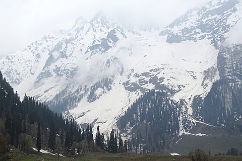 उत्तराखंड व हिमाचल के ऊंचाई वाले इलाकों में बर्फबारी और हल्की से मध्यम बारिश के आसार