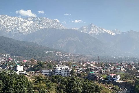 बढ़ती सर्दी के कारण कई ऊंचे इलाकों में पानी की पाइपलाइनें जमने लगी हैं और सुबह की तेज ठंडी हवाएं लोगों के लिए बाहर निकलना मुश्किल कर रही हैं। 