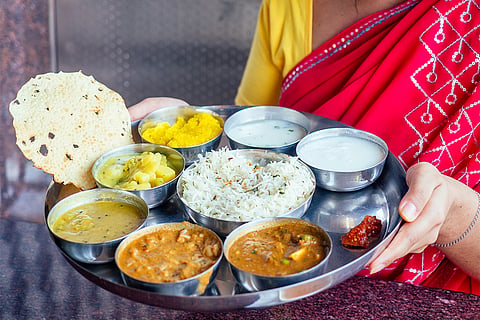 रिपोर्ट से पता चला है कि पिछले महीने अनाज को छोड़कर सभी प्रमुख खाद्य वस्तुओं जैसे दूध, चीनी, तेल और मीट के दाम वैश्विक बाजार में गिरे हैं; फोटो: आईस्टॉक 