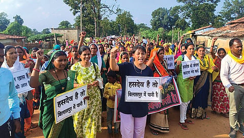 घाटबरा मामले ने ध्यान आकर्षित किया क्योंकि अडानी समूह की हसदेव अरंड में खनन गतिविधियों को पर्यावरण विनाश और स्थानीय समुदायों पर पड़ने वाले प्रभाव के कारण विरोध सामना करना पड़ा है
