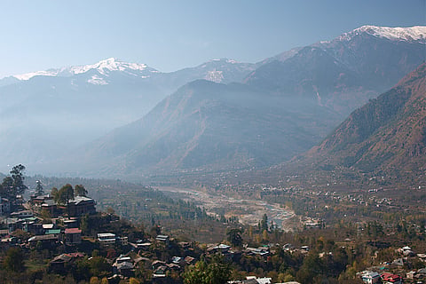 उत्तराखंड, हिमाचल व कश्मीर में तापमान शून्य से नीचे पहुंचा, कड़ाके की सर्दी जारी, घने कोहरे से सुबह के समय लोगों को भारी दिक्कतें और यातायात प्रभावित।
