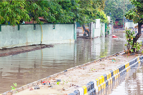 दिल्ली में बारिश के बाद हुआ जलभराव; फोटो: आईस्टॉक