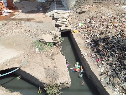 भोपाल की एक कॉलोनी में नालियों के ऊपर से गुजरती पानी सप्लाई की लाइन। फोटो: राकेश मालवीय