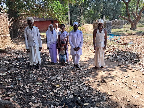 खूंटी के एक  सुदूर गांव में बिरसाइत परिवारों के सदस्यों को है दशकों से विकास का इंतजारः फोटो नीरज सिन्हा