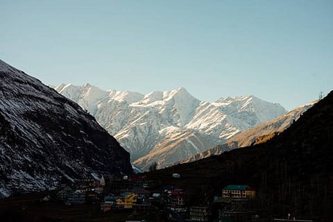 जम्मू और कश्मीर, हिमाचल प्रदेश और उत्तराखंड जैसे पहाड़ी राज्यों में बारिश और बर्फबारी की संभावना बनी हुई है। 