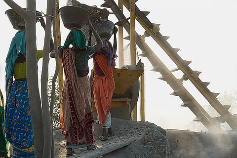 स्टोन क्रशर टोटल सस्पेंडेड पार्टिकल्स (टीएसपी) और सूक्ष्म कणों (पीएम 10) के साथ-साथ पीएम2.5 जैसे महीन कणों को भी पैदा करते हैं; प्रतीकात्मक तस्वीर: आईस्टॉक