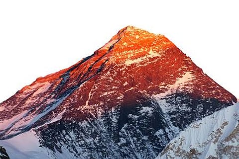 माउंट एवरेस्ट एक सक्रिय टेक्टोनिक टकराव क्षेत्र में स्थित है, जहां इंडियन प्लेट एशिया के नीचे सरक रही है, जिससे भूकंप और गहरे मेंटल घटनाएं  होती रहती हैं।