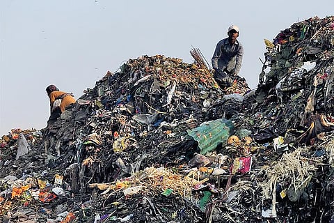 कचरे के बढ़ते पहाड़; प्रतीकात्मक तस्वीर