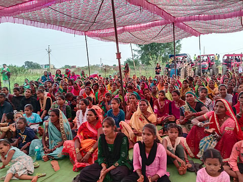 आंदोलनरत ग्रामीण, फोटो : सिद्दक खान  