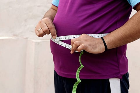 सार्कोपेनिक मोटापा मांसपेशियों की कमी और शरीर में बढ़ती चर्बी की संयुक्त स्थिति है, जो बुजुर्गों के लिए खतरनाक बनती है।