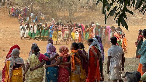 छत्तीसगढ़ के नारायणपुर जिले में स्थित अबूझमाड़ के होरादी गावं में दो दिवसीय नेतुरगुंडे पेन करसाड़ यानी आदिवासियों महोत्सव में  नृत्य करते आदिवासी, फोटो- अंकुर तिवारी 
 