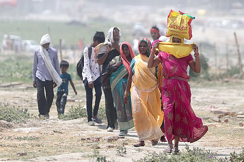 गर्मी और लू के थपेड़ों के बीच यात्रा करते लोग; फोटो: आईस्टॉक