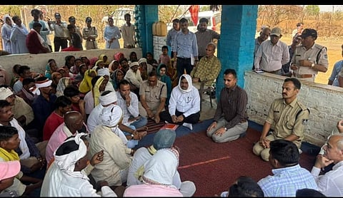विस्थापित होने वाले आदिवासी ग्रामीणों को मुआवजे के लिए राजी करने के लिए मंडला कलेटकर और एसपी ने ग्रामीणों के साथ बैठक की। फोटो – राजकुमार सिन्हां

