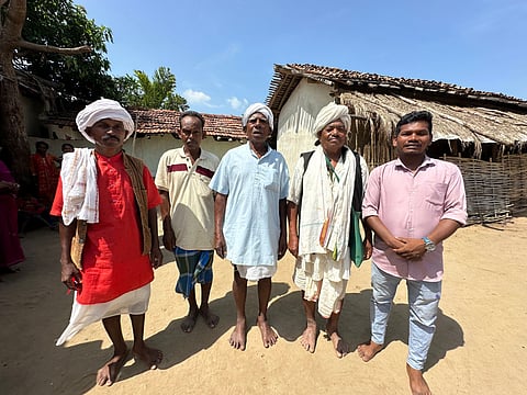 आमाटोला गांव के लक्ष्मण मंडावी के साथ गांव के अन्य आदिवासी: फोटो- अंकुर तिवारी