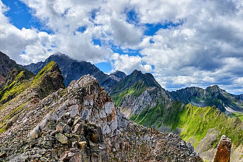 पहाड़ी क्षेत्रों में फ्रॉस्ट वेदरिंग अभी भी सक्रिय है और कुछ स्थानों पर यह प्रक्रिया अपेक्षाकृत स्थिर या बढ़ी हुई दिखी है।