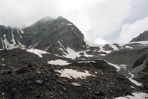 रातों में बढ़ती यह गर्मी हिमालय के लिए किसी अभिशाप से कम नहीं। रातें ठंडी न होने के कारण ग्लेशियरों को खुद को संभालने और बर्फ को दोबारा जमने का समय ही नहीं मिल पा रहा; फोटो: सेंटर फॉर साइंस एंड एनवायरमेंट (सीएसई)