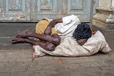 रिपोर्ट से पता चला है कि पुडुचेरी के लोग सालाना औसतन 92 घंटे, आंध्र प्रदेश के 88.6 घंटे और केरल के 88.3 घंटे की नींद गर्म रातों के कारण गंवा रहे हैं। जलवायु परिवर्तन से अतिरिक्त नींद की कमी तमिलनाडु (7.9 घंटे) और कर्नाटक (7.8 घंटे) में सबसे अधिक दर्ज की गई। महानगरों में चेन्नई सबसे ज्यादा प्रभावित है, जहां हर व्यक्ति सालाना 93 घंटे तक कम सो पा रहा है। मुंबई (84 घंटे), कोलकाता (80 घंटे) और दिल्ली (66 घंटे) भी इस संकट से अछूते नहीं हैं। प्रतीकात्मक तस्वीर: आईस्टॉक
