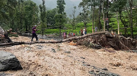 पुंछ जिले के सबसे अधिक प्रभावित दारा सांगला क्षेत्र में भारतीय सेना के जवान राहत और बचाव अभियान का नेतृत्व करते हुए। भूस्खलन और बाढ़ से प्रभावित इस इलाके में अब तक कई शव बरामद किए जा चुके हैं, जबकि मलबे और जलभराव में फंसे अनेक लोगों को सुरक्षित निकाला गया।
फोटो: अर्जुमंद वानी