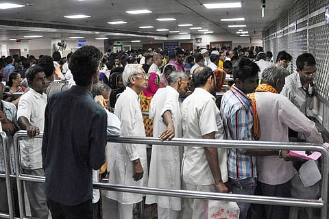 अस्पताल के चक्कर लगाते कट रही जिंदगी; इलाज के लिए दिल्ली के लाल बहादुर शास्त्री अस्पताल की ओपीडी में लगा लोगों का तांता; फोटो: सेंटर फॉर साइंस एंड एनवायरमेंट (सीएसई)