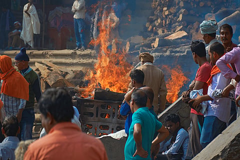 क्या यह शरीर शाश्वत है? वाराणसी के मणिकर्णिका घाट पर अपने प्रियजन को अंतिम विदाई देते रिश्तेदार और करीबी; फोटो: आईस्टॉक