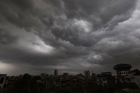 मौसम विभाग ने आज, असम और मेघालय, उप-हिमालयी पश्चिम बंगाल तथा सिक्किम में भीषण बारिश के लिए ऑरेंज से लेकर रेड अलर्ट तक जारी किया है 