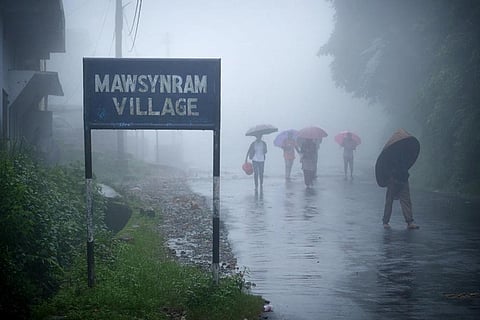 आज, असम और मेघालय के अलग-अलग इलाकों में भारी से बहुत भारी तथा कुछ हिस्सों में अत्यंत भारी बारिश होने की आशंका जताई है। 