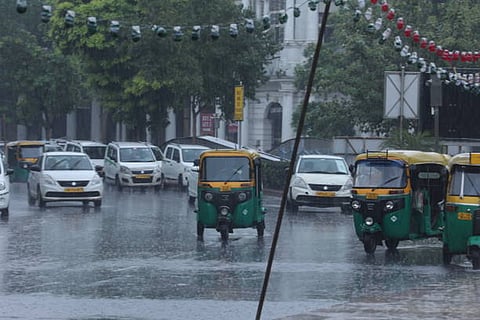 मौसम विभाग ने दिल्ली-एनसीआर में बारिश के लिए येलो अलर्ट जारी किया है। दिनभर बारिश, गरज के साथ बिजली चमकने की भी आशंका जताई है। 