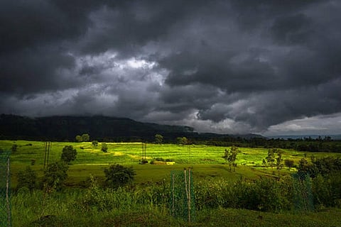 ओडिशा में अत्यंत भारी बारिश का रेड अलर्ट, तटीय जिलों में बाढ़ और जलभराव का खतरा बढ़ा।