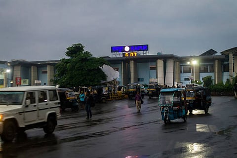 कम दबाव व मानसूनी सक्रियता के चलते छत्तीसगढ़-ओडिशा में बहुत भारी बारिश का अलर्ट, कई इलाकों में भीषण बारिश और तेज हवाओं के साथ बिजली गिरने की आशंका जताई गई।