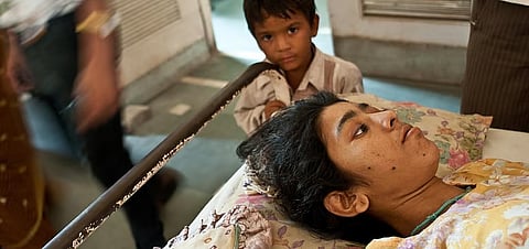 पीएम2.5 के कण इतने महीन होते हैं कि वे फेफड़ों की गहराई में उतरकर सीधे हमारे रक्त में शामिल हो जाते हैं। शरीर में पहुंचकर ये कण ऑक्सीडेटिव तनाव और डीएनए को नुकसान पहुंचाते हैं। साथ ही प्रतिरक्षा प्रणाली को पंगु बनाकर ये कई तरह के म्यूटेशन भी पैदा करते हैं। प्रतीकात्मक तस्वीर: सीएसई