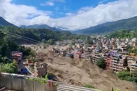 वीडियो क्लिप से लिया गया स्क्रीनग्रैब, जिसमें नेपाल-तिब्बत सीमा स्थित रसुवागढ़ी पॉइंट पर बाढ़ की भयावह स्थिति दिखाई दे रही है।