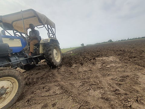 सौराष्ट्र के देवभूमि द्वारका जिले में बारिश न होने के कारण दो माह लेट चने की बुआई करते किसान। फोटो: राजू सजवान 
