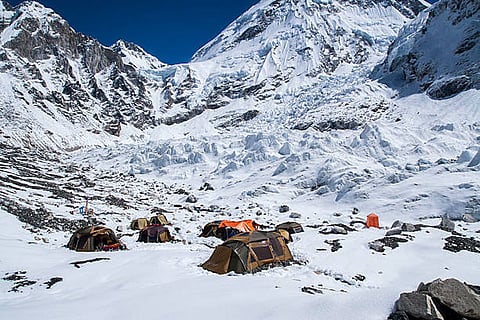 बेस कैंप पर हर दिन करीब 6,000 लीटर पेशाब निकलता है, जिससे एक मौसम में लगभग 154 टन बर्फ पिघल सकती है।