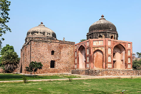 स्मारक पर जमी यह काली परत देखने में भले ही सिर्फ गंदगी जैसी लगे, लेकिन इसका असर कहीं ज्यादा गंभीर है। रासायनिक प्रतिक्रियाओं के कारण पत्थर की सतह कमजोर हो सकती है। समय के साथ इससे सतह का क्षरण, परतों का उखड़ना, दरारें और मौसम के असर से टूट-फूट बढ़ सकती है। फोटो: आईस्टॉक