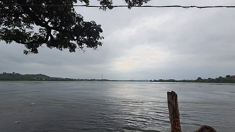 महाेबा का चंदेलकालीन तालाब कीरत सागर लबालब भरने के बाद ओवरफ्लो होने लगा है। फोटो: भागीरथ