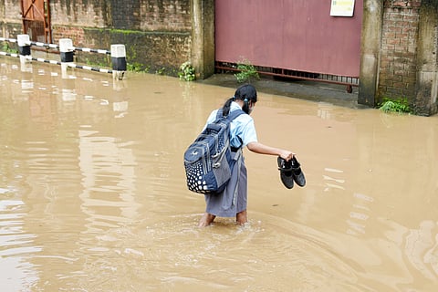 चिंता की बात यह है कि स्कूल का बंद होना सिर्फ उस दिन की पढ़ाई का नुकसान नहीं होता। जब किसी बच्चे की कक्षा बार-बार छूटती है, तो उसके सीखने की कड़ी टूटती है; और जब यह सिलसिला लंबा खिंचता है, तो उसके स्कूल छोड़ने का खतरा भी बढ़ जाता है। फोटो: आईस्टॉक