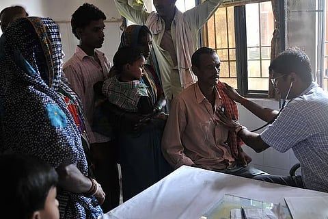 रुझान दर्शाते हैं कि 2024 में दुनिया भर में करीब 1.07 करोड़ लोग तपेदिक यानी टीबी की चपेट में आए थे। इतना ही नहीं इस बीमारी ने उस साल 12.3 लाख जिंदगियां निगल ली थी। ग्लोबल ट्यूबरक्लोसिस रिपोर्ट 2024 के मुताबिक दुनिया के एक चौथाई से अधिक टीबी के मामले भारत में सामने आए थे। 
फोटो: सीएसई