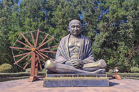 गांधी के विचार प्रकृति, मानव और विकास के बीच संतुलन बनाकर पर्यावरण संकट से निपटने की राह दिखाते हैं।