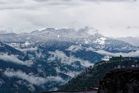 आठ अक्टूबर को उत्तराखंड के हेमकुंड साहिब और पिथौरागढ़ की ऊंची चोटियों पर बर्फ गिरी, जबकि निचले इलाकों में बारिश हुई। 