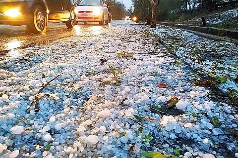 आज, जम्मू और कश्मीर, लद्दाख, हिमाचल प्रदेश, पंजाब, हरियाणा, चंडीगढ़, दिल्ली और पश्चिमी राजस्थान के कुछ हिस्सों में गरज-चमक के साथ ओलावृष्टि की आशंका जताई गई है। 